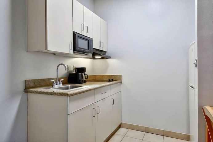 Imagen de la habitación del Hotel OYO Townhouse Sulphur, LA Extended Stay. Foto 9