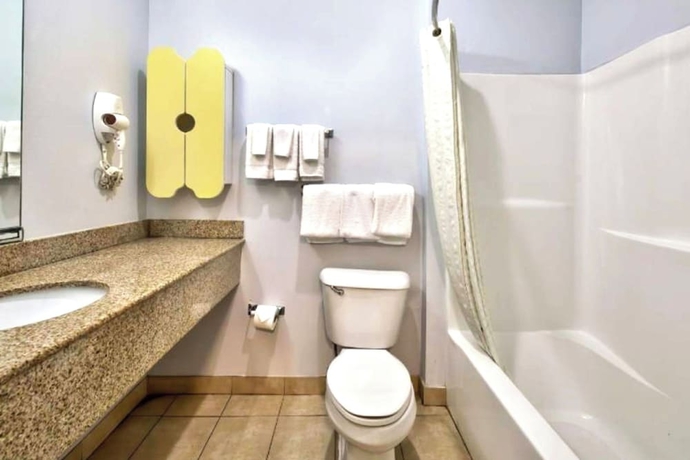 Imagen de la habitación del Hotel OYO Townhouse Sulphur, LA Extended Stay. Foto 11