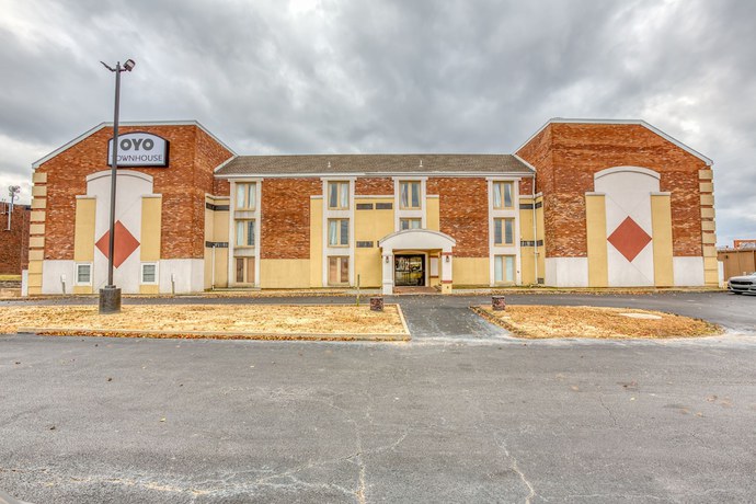 Imagen general del Hotel OYO Townhouse Tulsa Woodland Hills. Foto 1