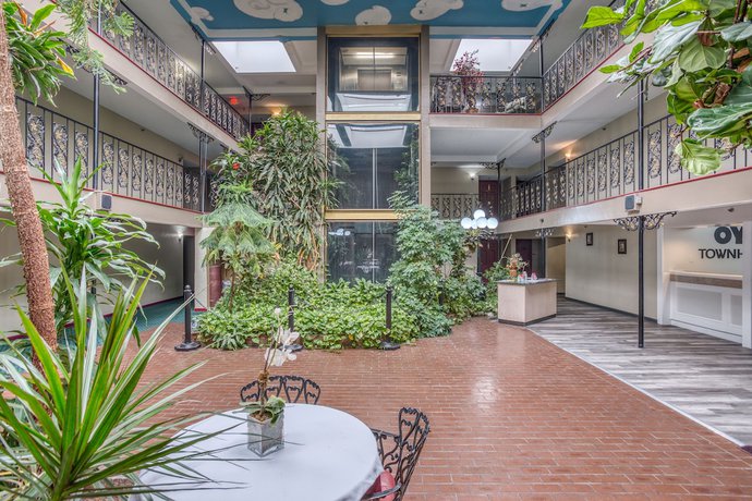 Imagen del bar/restaurante del Hotel OYO Townhouse Tulsa Woodland Hills. Foto 2