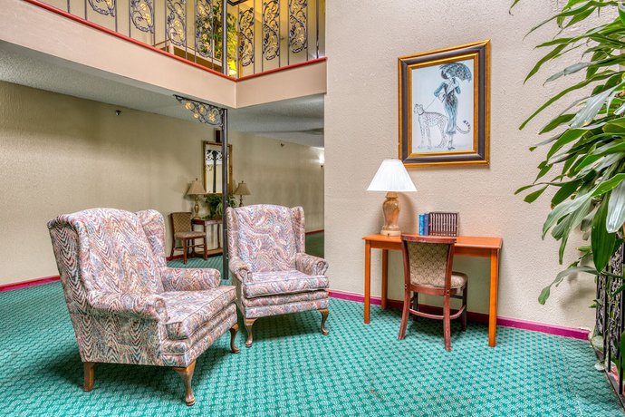 Imagen de los interiores del Hotel OYO Townhouse Tulsa Woodland Hills. Foto 18