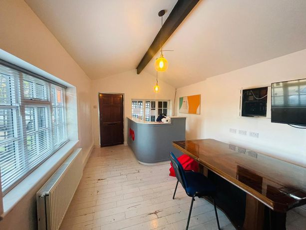 Imagen de los interiores del Hotel OYO Tudor Oaks Lodge Stevenage North. Foto 19