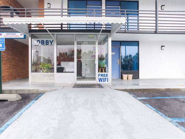 Imagen de los interiores del Hotel OYO Valdosta GA I-75. Foto 15