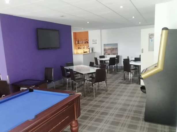 Imagen del bar/restaurante del Hotel OYO Wave Crest. Foto 12