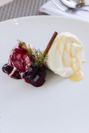 Imagen del bar/restaurante del Hotel O&aacute;sis Tarrafal Alf&acirc;ndega Suites. Foto 4