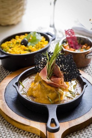 Imagen del bar/restaurante del Hotel O&aacute;sis Tarrafal Alf&acirc;ndega Suites. Foto 5