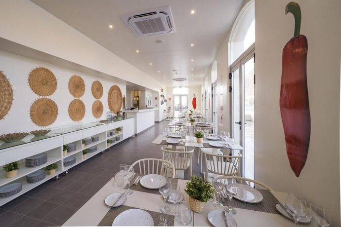 Imagen del bar/restaurante del Hotel O&aacute;sis Tarrafal Alf&acirc;ndega Suites. Foto 6