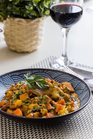 Imagen del bar/restaurante del Hotel O&aacute;sis Tarrafal Alf&acirc;ndega Suites. Foto 7