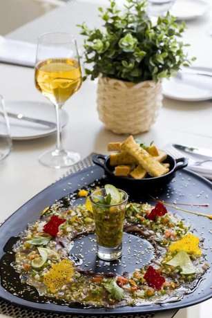 Imagen del bar/restaurante del Hotel O&aacute;sis Tarrafal Alf&acirc;ndega Suites. Foto 8