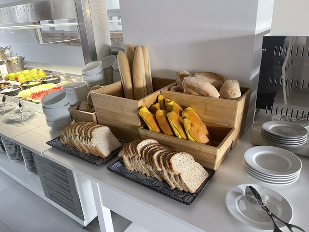 Imagen del bar/restaurante del Hotel Oásis White. Foto 12