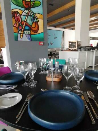 Imagen del bar/restaurante del Hotel Oásis White. Foto 16