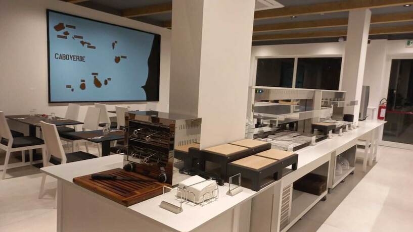 Imagen del bar/restaurante del Hotel Oásis White. Foto 18