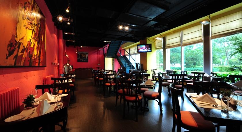 Imagen del bar/restaurante del Hotel Oak Chateau Beijing. Foto 3