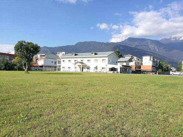 Imagen de los exteriores del Hotel Oak Garden. Foto 18