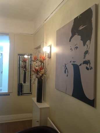 Imagen de los interiores del Hotel Oak Lodge. Foto 18
