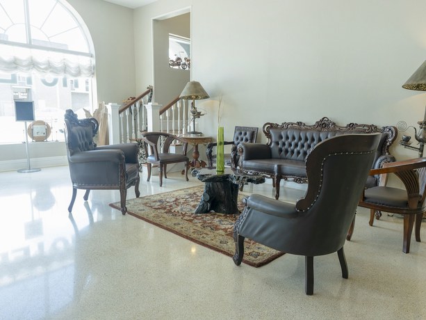 Imagen de los interiores del Hotel Oak Park Inn. Foto 16