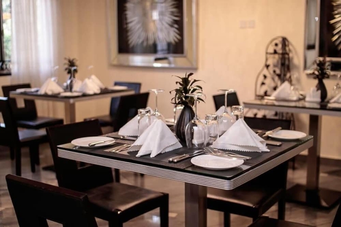 Imagen del bar/restaurante del Hotel Oak Plaza East Legon. Foto 3