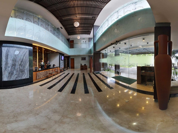 Imagen de los interiores del Hotel Oak Tree Emerald Semarang. Foto 11