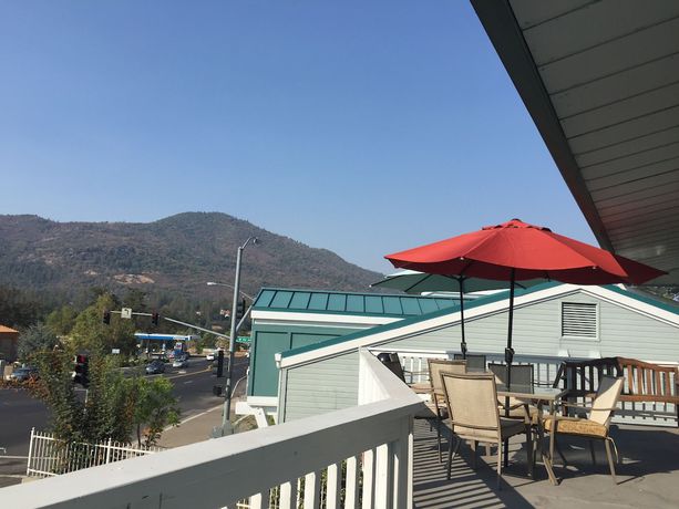 Imagen de los exteriores del Hotel Oakhurst Lodge. Foto 16