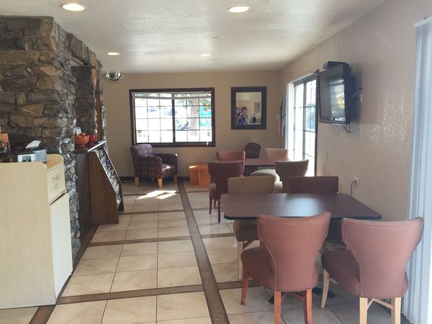 Imagen del bar/restaurante del Hotel Oakhurst Lodge. Foto 4