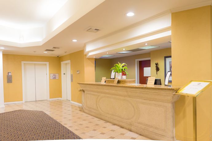 Imagen de los interiores del Hotel Oakland Airport Executive. Foto 18
