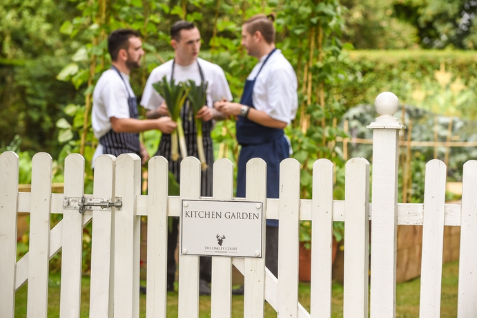 Imagen de los exteriores del Hotel Oakley Court. Foto 11