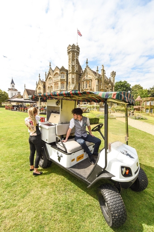 Imagen de los exteriores del Hotel Oakley Court. Foto 12