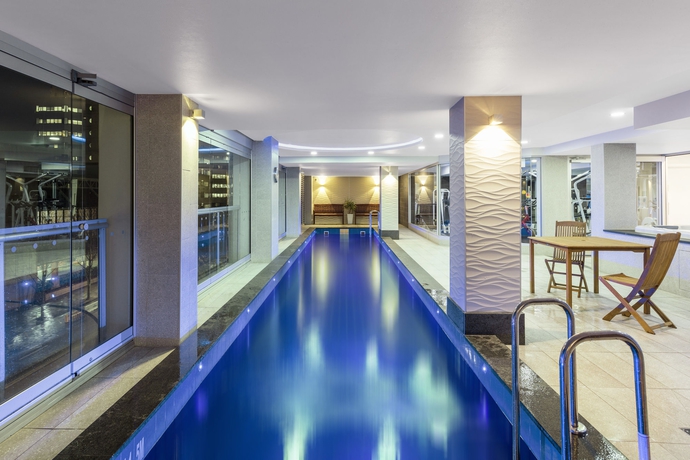 Imagen de la piscina del Hotel Oaks Adelaide Embassy Suites. Foto 15