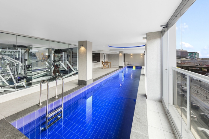 Imagen de la piscina del Hotel Oaks Adelaide Embassy Suites. Foto 16