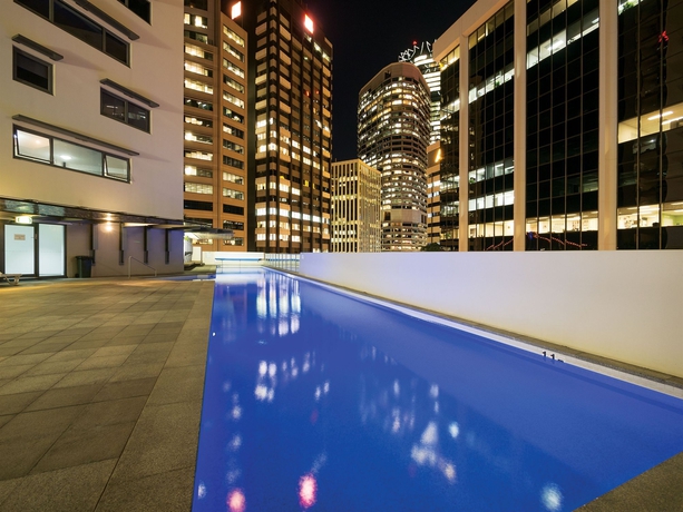 Imagen de la piscina del Hotel Oaks Brisbane Aurora Suites. Foto 13