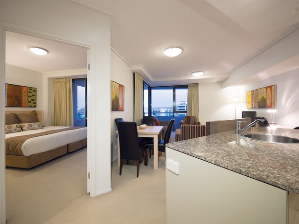 Imagen de la habitación del Hotel Oaks Brisbane Aurora Suites. Foto 7