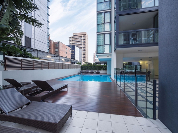 Imagen de la piscina del Hotel Oaks Brisbane On Charlotte Suites. Foto 16