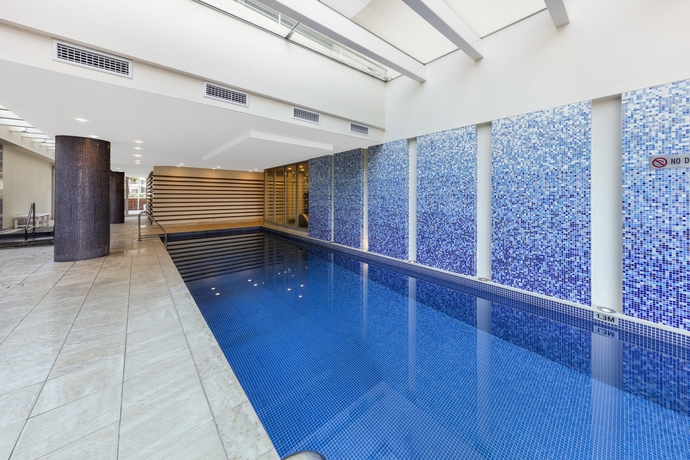 Imagen de la piscina del Hotel Oaks Glenelg Liberty Suites. Foto 15