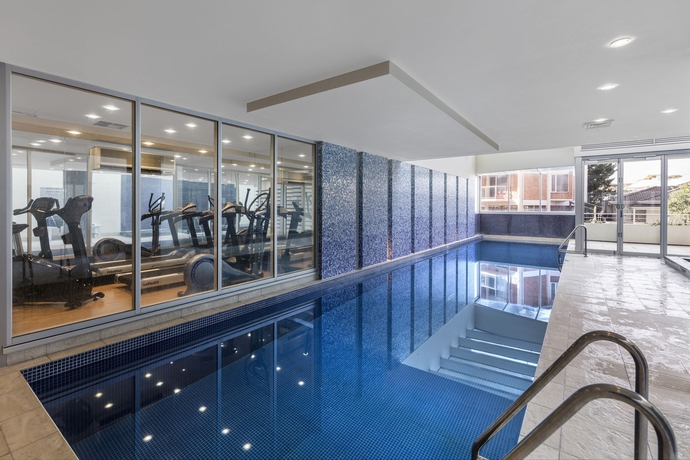Imagen de la piscina del Hotel Oaks Glenelg Liberty Suites. Foto 16
