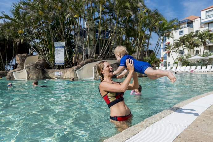 Imagen de la piscina del Hotel Oaks Gold Coast Calypso Plaza Suites. Foto 13