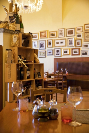 Imagen del bar/restaurante del Hotel Oaks Ibn Battuta Gate Dubai. Foto 3