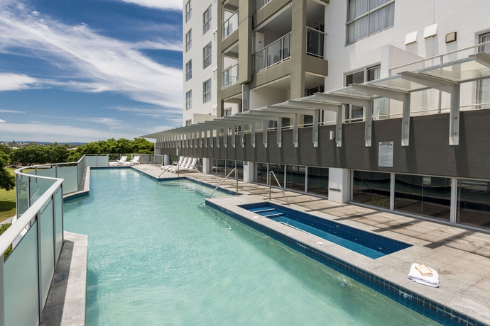 Imagen de la piscina del Hotel Oaks Ipswich Aspire Suites. Foto 15