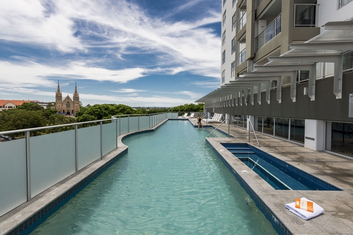 Imagen de la piscina del Hotel Oaks Ipswich Aspire Suites. Foto 16