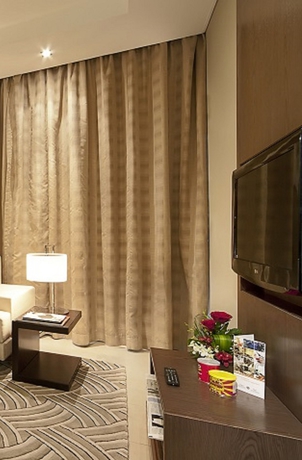 Imagen de los interiores del Hotel Oaks Liwa Executive Suites. Foto 10