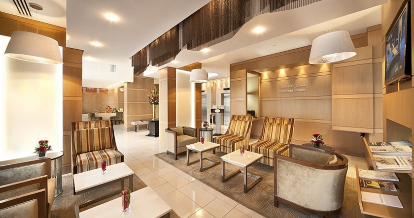 Imagen de los interiores del Hotel Oaks Liwa Executive Suites. Foto 14