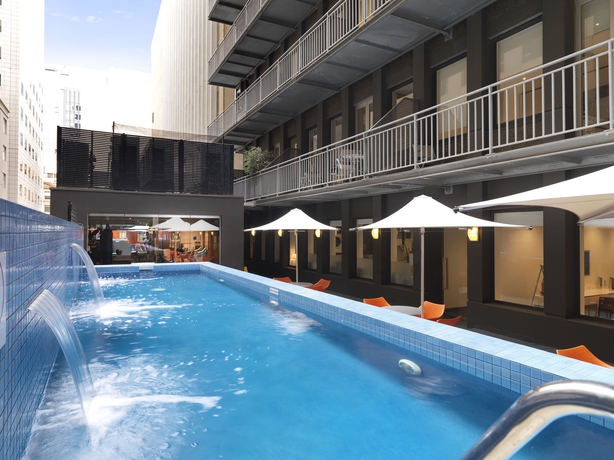 Imagen de la piscina del Hotel Oaks Melbourne On Collins. Foto 16