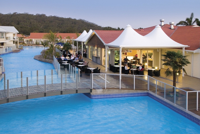 Imagen de la piscina del Hotel Oaks Port Stephens Pacific Blue Resort. Foto 14