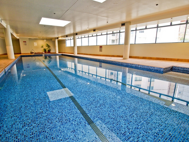 Imagen de la piscina del Hotel Oaks Sydney Castlereagh Suites. Foto 15
