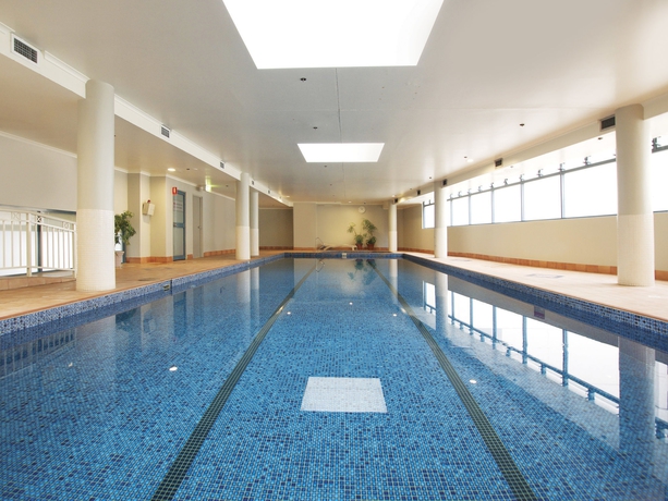 Imagen de la piscina del Hotel Oaks Sydney Castlereagh Suites. Foto 16