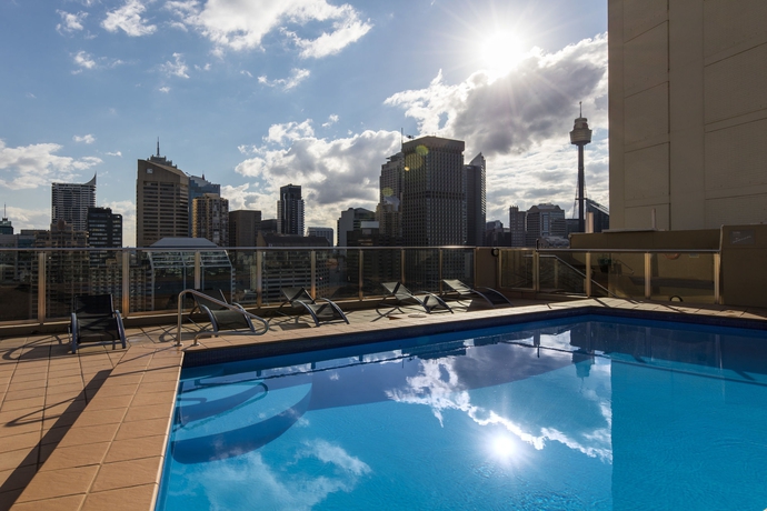 Imagen de la piscina del Hotel Oaks Sydney Hyde Park Suites. Foto 15
