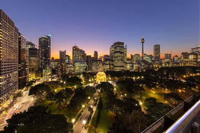 Imagen de la piscina del Hotel Oaks Sydney Hyde Park Suites. Foto 16