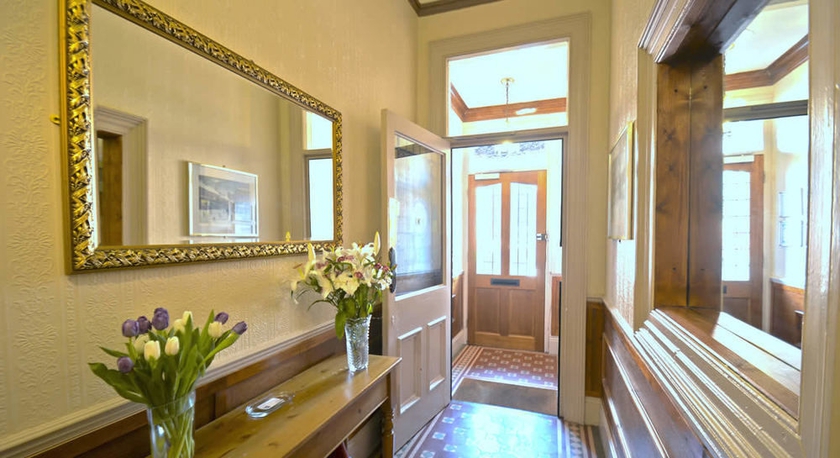 Imagen de los interiores del Hotel Oaktree Lodge. Foto 11