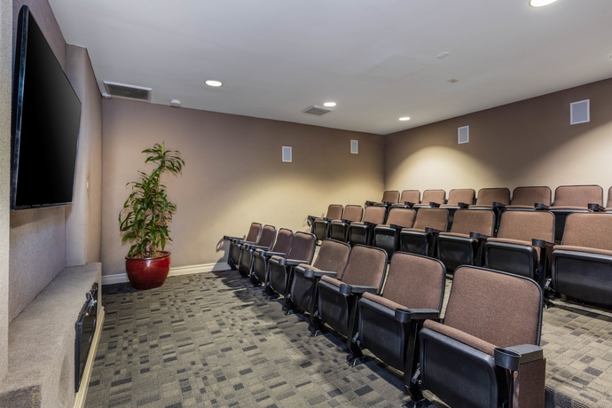 Imagen de los interiores del Hotel Oakwood At Toluca Hills. Foto 11