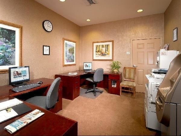 Imagen de los interiores del Hotel Oakwood Eaves At Woodland Hills. Foto 4