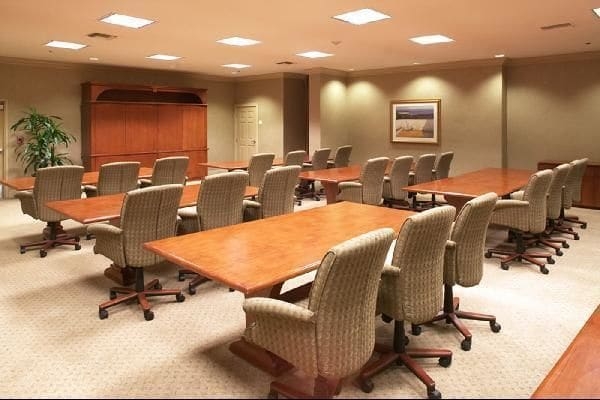 Imagen de los interiores del Hotel Oakwood Eaves At Woodland Hills. Foto 5